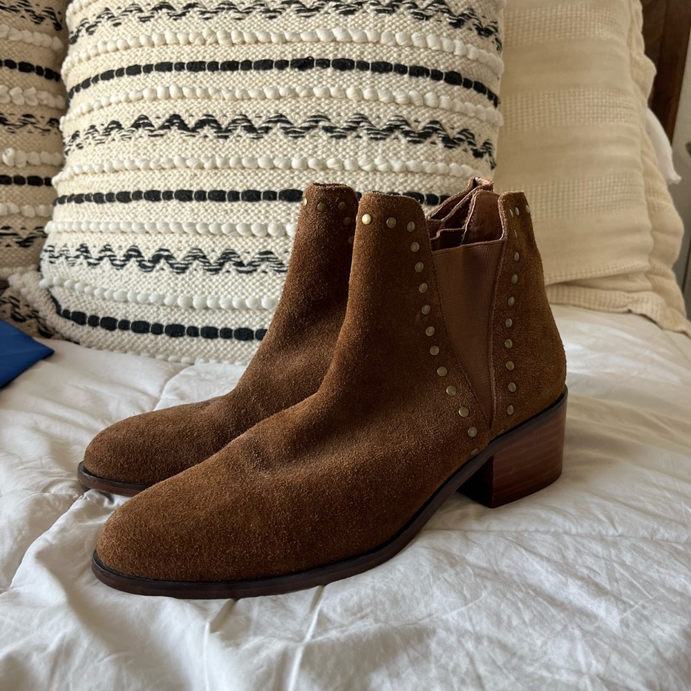 Brown suede Steve Madden booties